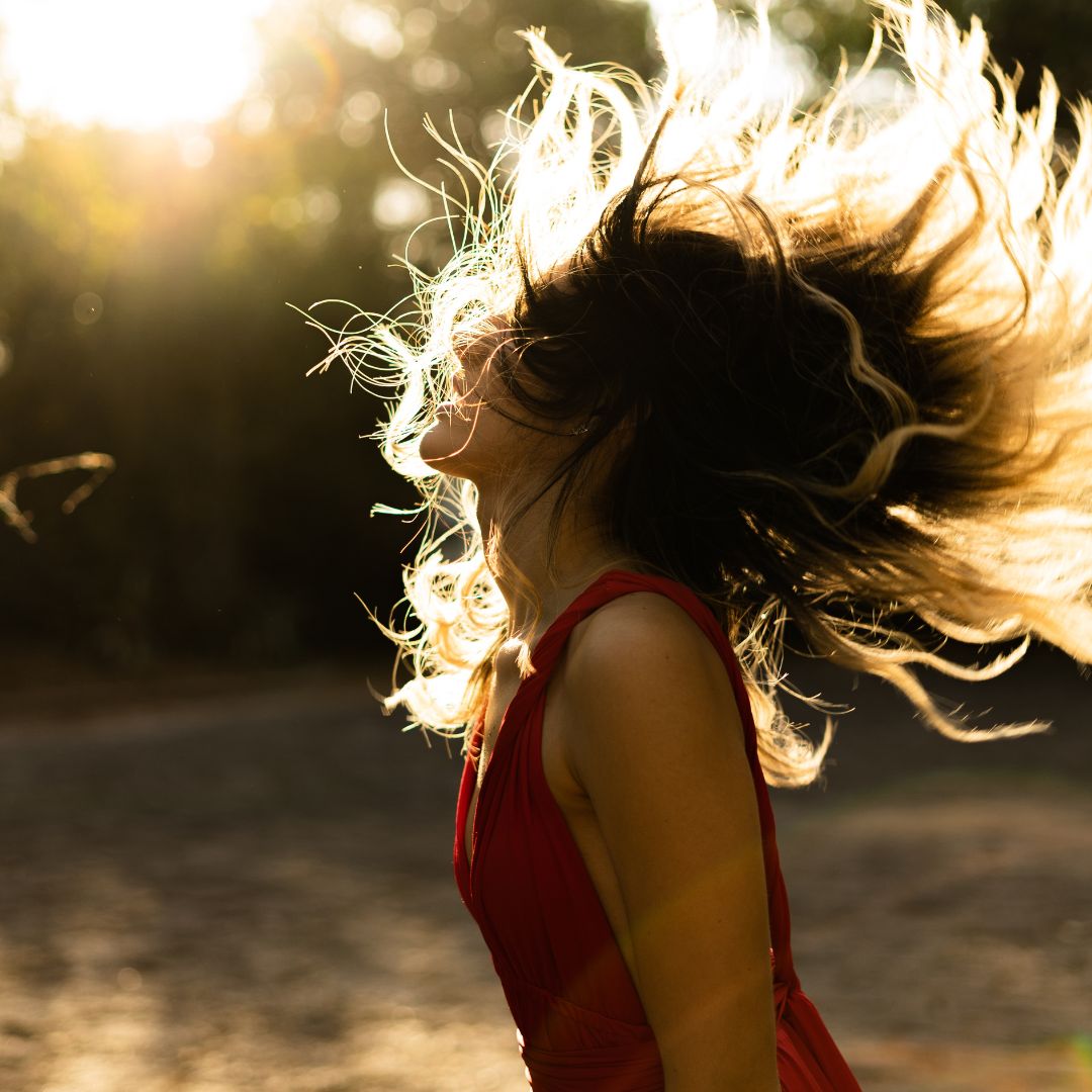 À vos cheveux ! Comment protéger vos cheveux du soleil ? - Omad's