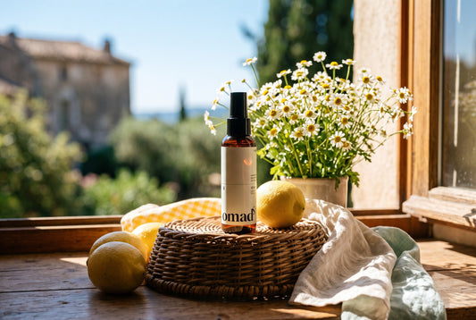 Le spray eclaircissant OMAD'S dans une scene lifestyle naturelle
