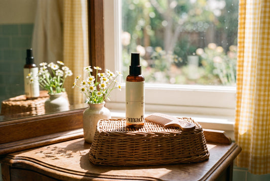 Le spray eclaircissant OMAD'S dans une scene lifestyle naturelle
