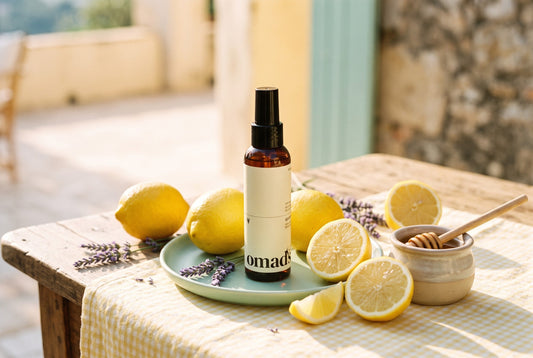 Le spray eclaircissant OMAD'S dans une scene lifestyle naturelle