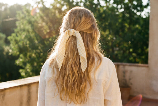 Blondie de dos, cheveux blonds dans un decor OMAD'S