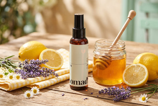Le spray eclaircissant OMAD'S dans une scene lifestyle naturelle