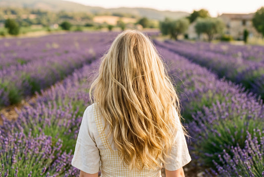Cheveux blonds lumineux dans un décor OMAD'S