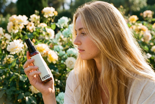 Cheveux blonds lumineux avec le spray éclaircissant OMAD'S en main