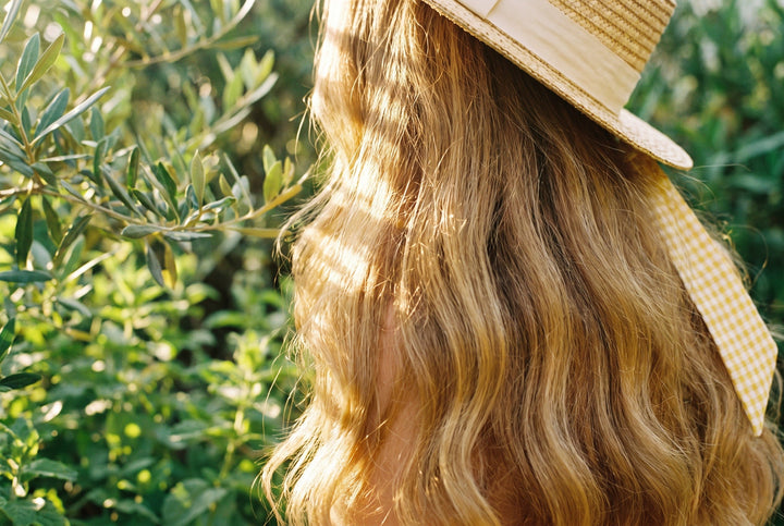 Cheveux blonds lumineux dans un décor OMAD'S