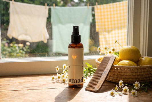 Le spray eclaircissant OMAD'S dans une scene lifestyle naturelle